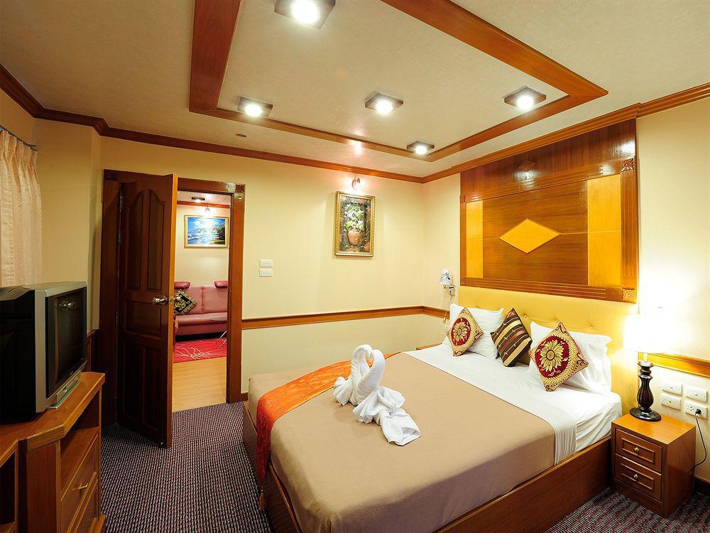 Oyo 796 Paradise Sukhumvit Hotel Бангкок Экстерьер фото