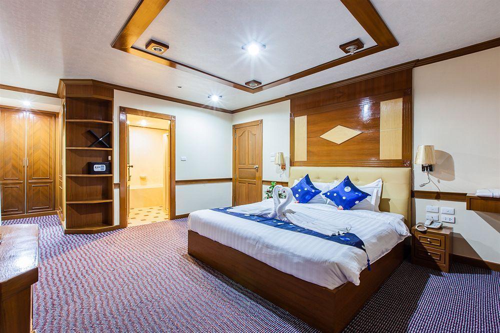 Oyo 796 Paradise Sukhumvit Hotel Бангкок Экстерьер фото