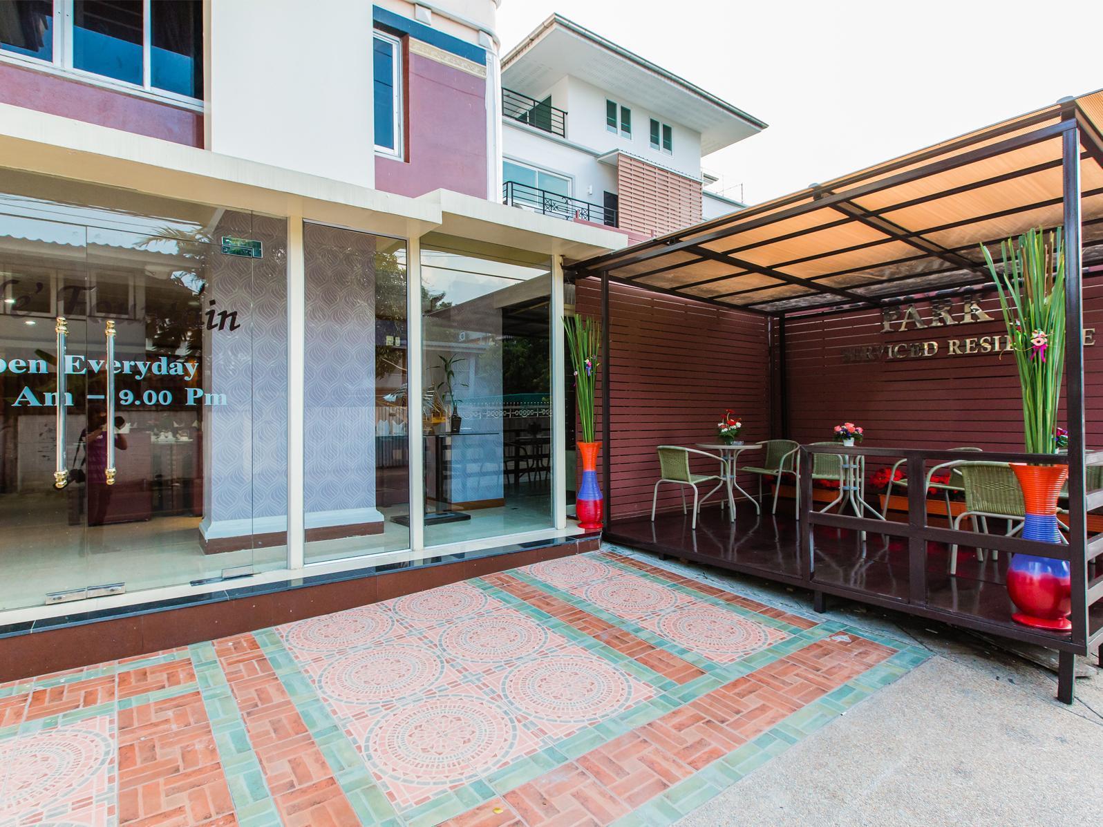 Oyo 796 Paradise Sukhumvit Hotel Бангкок Экстерьер фото