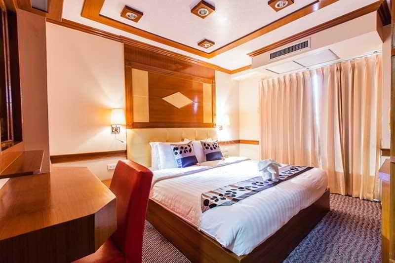 Oyo 796 Paradise Sukhumvit Hotel Бангкок Экстерьер фото