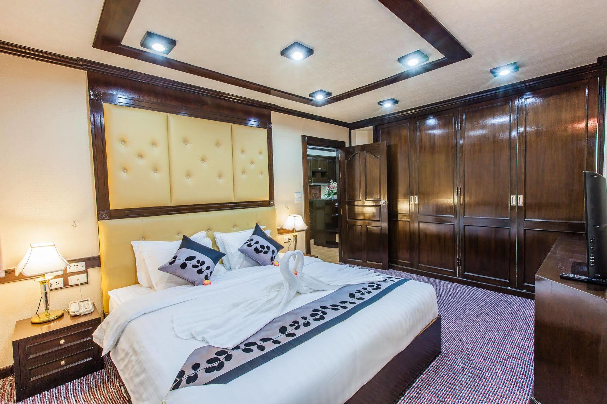 Oyo 796 Paradise Sukhumvit Hotel Бангкок Экстерьер фото