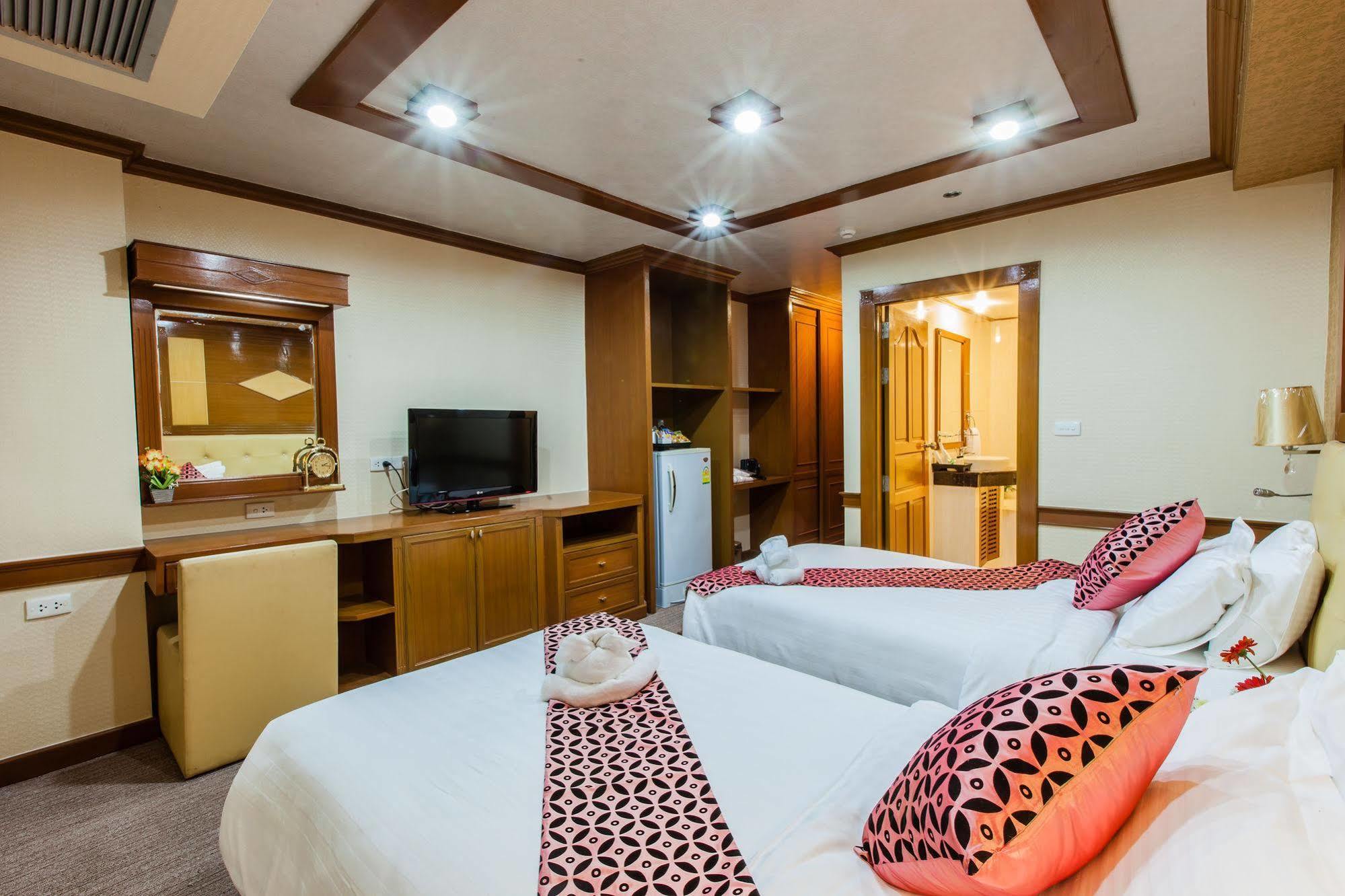 Oyo 796 Paradise Sukhumvit Hotel Бангкок Экстерьер фото