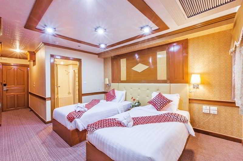 Oyo 796 Paradise Sukhumvit Hotel Бангкок Экстерьер фото