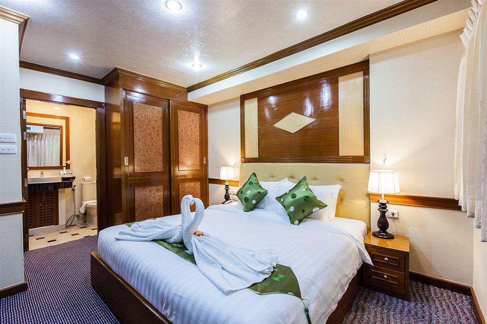 Oyo 796 Paradise Sukhumvit Hotel Бангкок Экстерьер фото