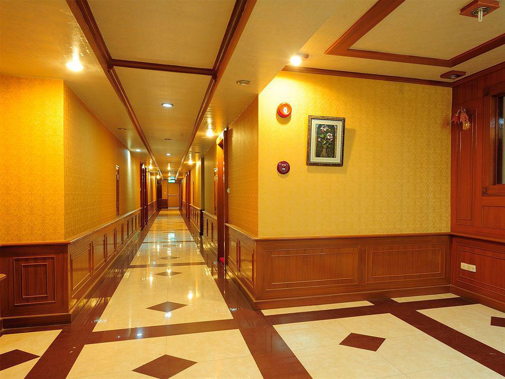 Oyo 796 Paradise Sukhumvit Hotel Бангкок Экстерьер фото