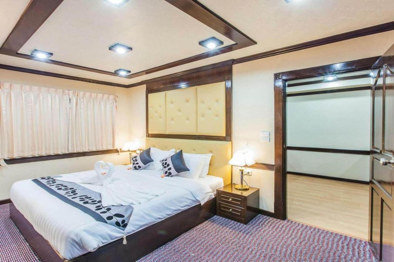 Oyo 796 Paradise Sukhumvit Hotel Бангкок Экстерьер фото
