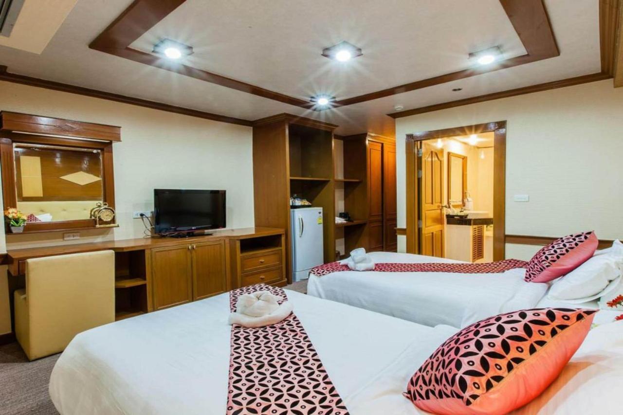 Oyo 796 Paradise Sukhumvit Hotel Бангкок Экстерьер фото