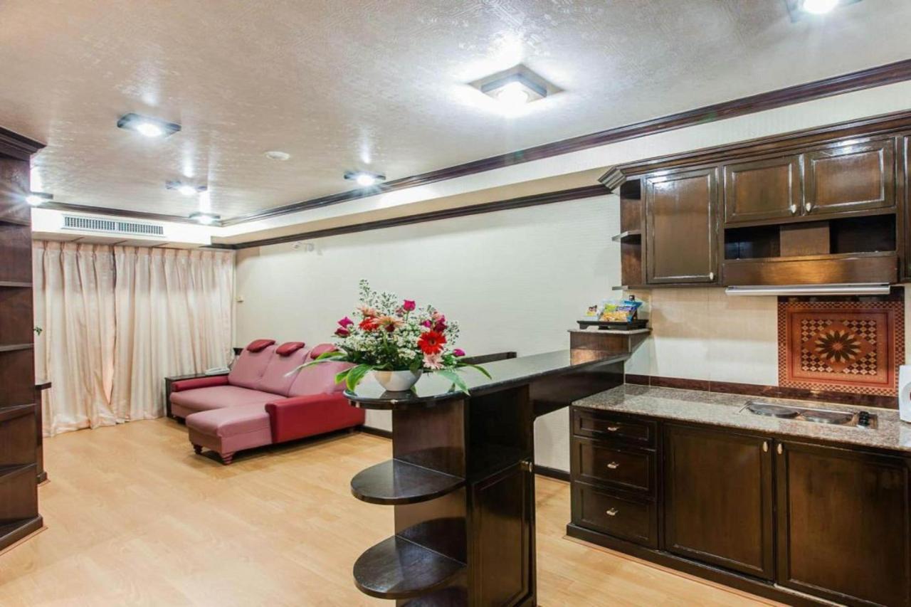 Oyo 796 Paradise Sukhumvit Hotel Бангкок Экстерьер фото